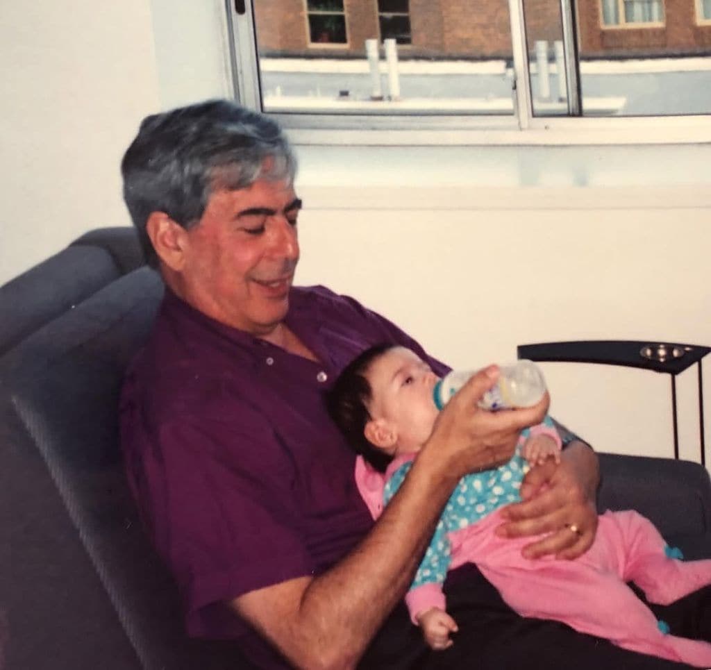 Mario Vargas Llosa con su nieta Josefina