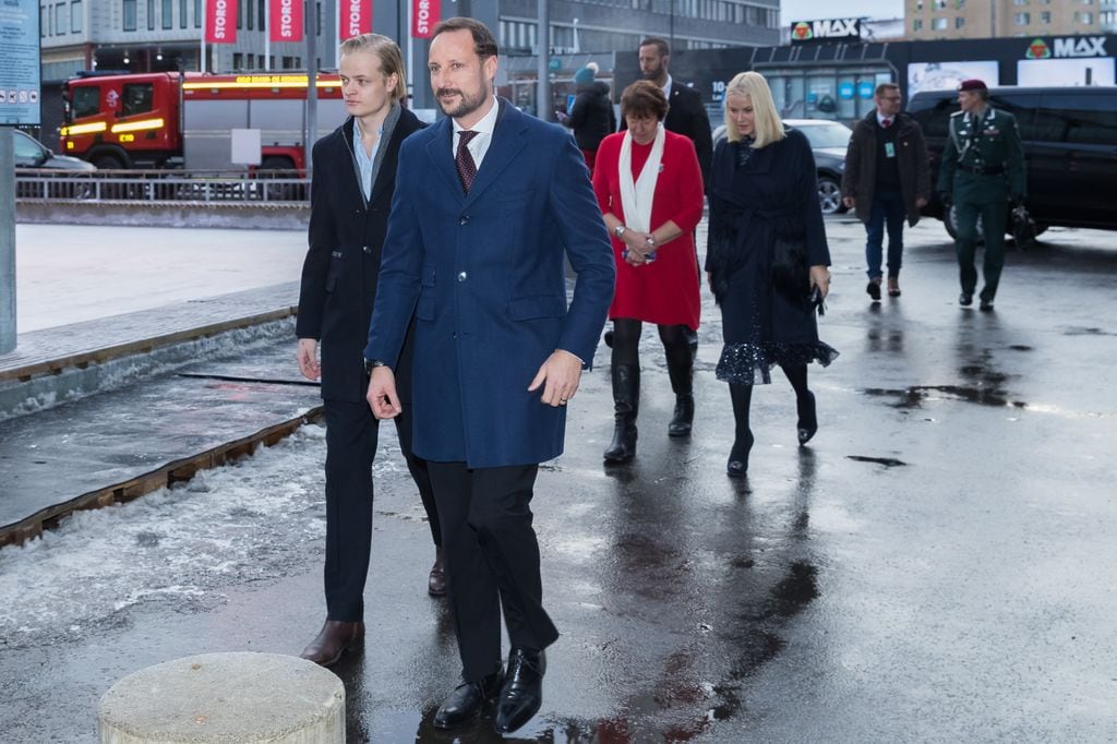 Plano entero de Haakon de Noruega y Marius Borg llegando a un evento de Navidad