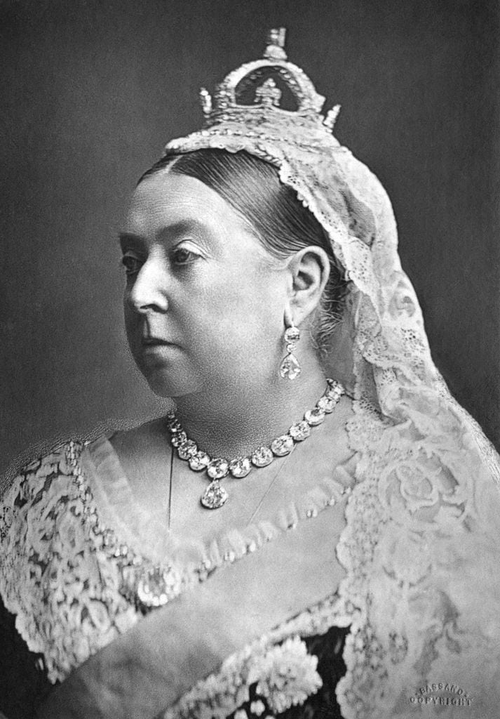 Retrato de la reina Victoria, 1882, con la "corona pequeña de diamantes", creada por encargo de la propia reina, diseñada para ser ligera y cómoda.