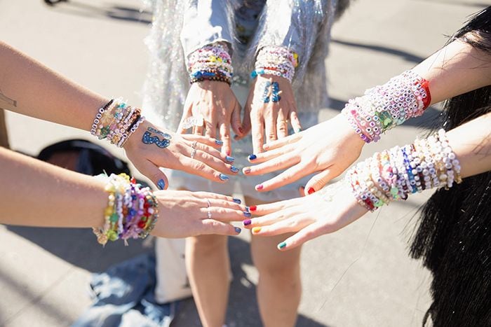 Los fans de Taylor Swift hacen pulseras con los títulos de sus canciones para intercambiarlas en los conciertos