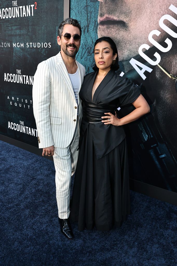 Luis Gerardo Méndez y Adriana Paz en el estreno de 'The Accountant 2' en el TCL Chinese Theatre en Hollywood, California. 