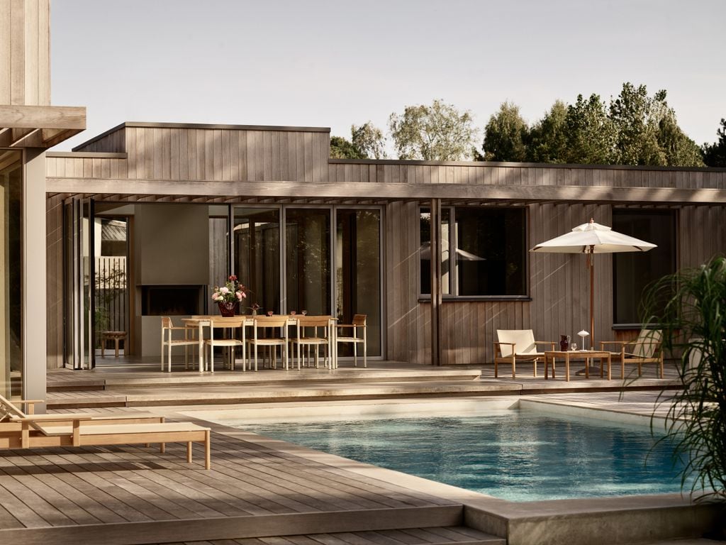 Comedor al aire libre junto a la piscina, que cuenta con zona de relax a base de cómodas tumbonas