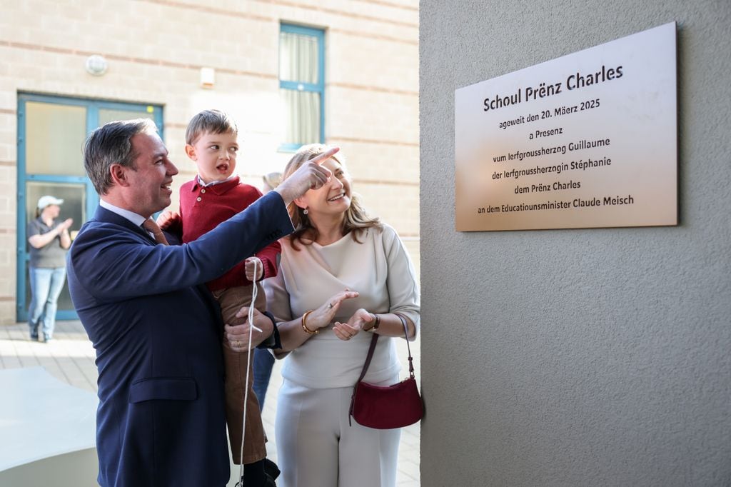 Tres imágenes del príncipe Charles en su primer acto oficial: la inauguración de una escuela infantil que lleva su nombre
