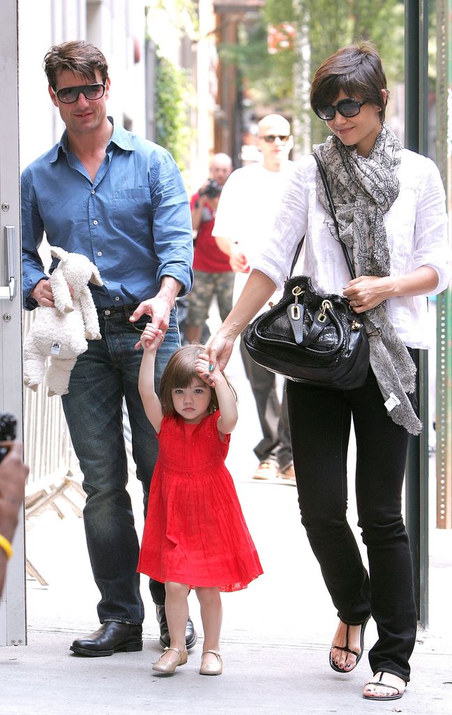 Tom Cruise, Suri Cruise y Katie Holmes captados en Manhattan en agosto de 2008.  