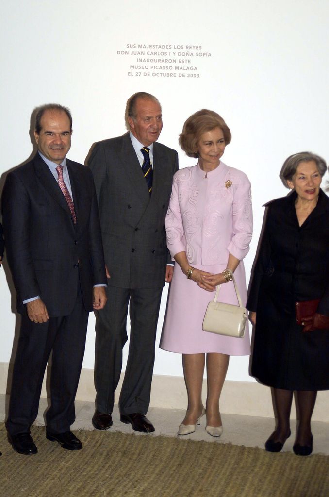 Christine Ruiz-Picasso junto a los Reyes de España en la inauguración del Museo Picasso en Málaga, en 2003