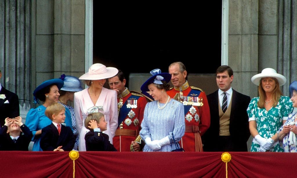 Isabel II HOLA PLUS