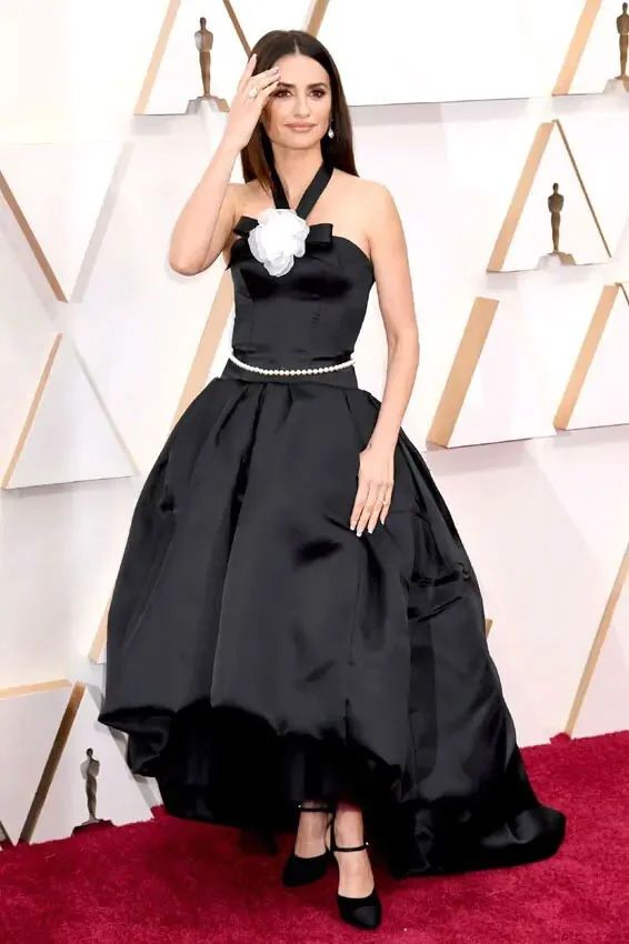 Penélope Cruz es la nueva musa del reloj J12 de Chanel junto con Margot Robbie