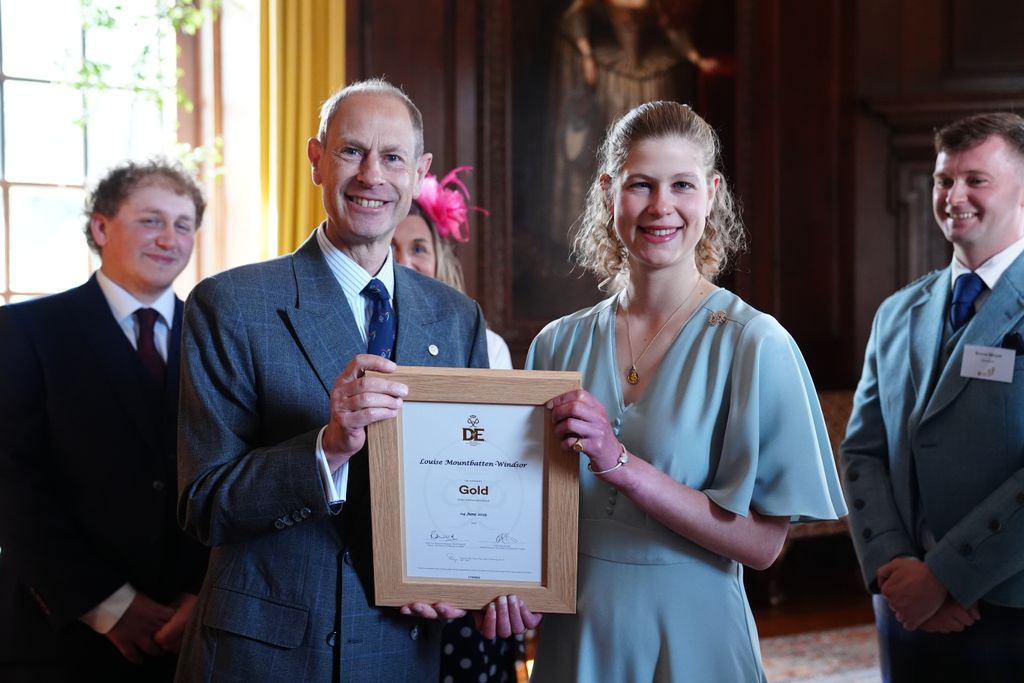 El duque de Edimburgo entregando a su hija, Lady Louise Windsor, el Premio de Oro del Duque de Edimburgo mientras recibe a jóvenes de toda Escocia y el norte de Inglaterra para la celebración de los Gold Award del Premio del Duque de Edimburgo, en el Palacio de Holyroodhouse, en Edimburgo, el 3 de julio de 2026