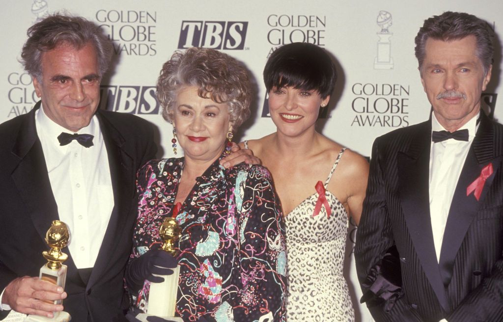 Los actores Maximillian Schell, Joan Plowright, Amanda Donohoe y Tom Skerritt asisten a la 50.ª edición de los Premios Globo de Oro en 1993