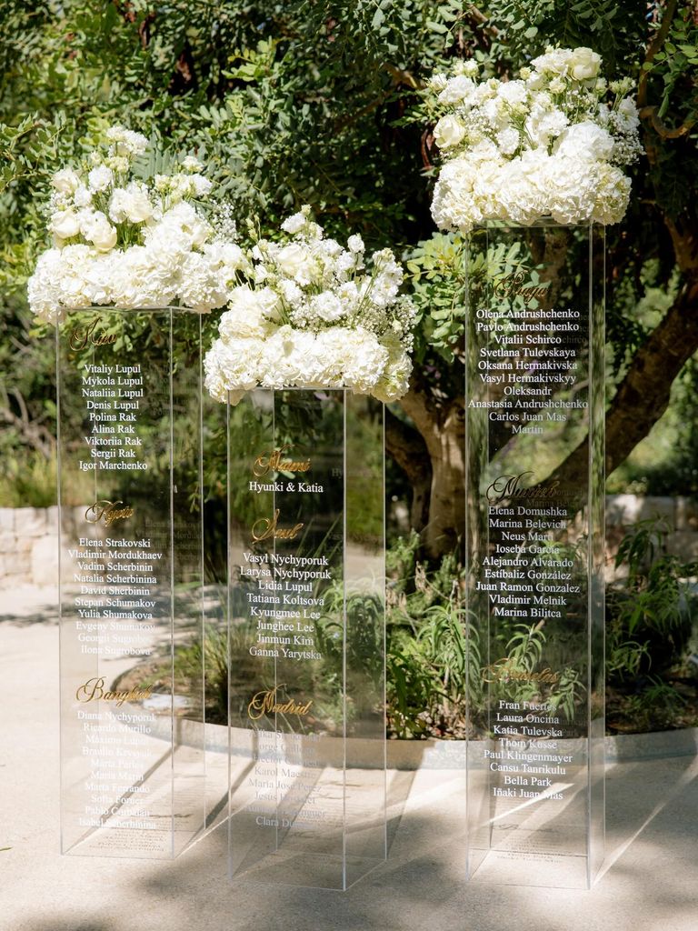 Seating plans de boda en columnas cristal 