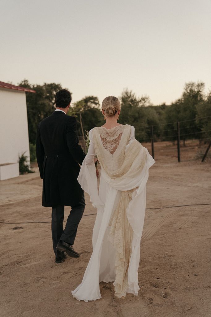 Victoria con un vestido drapeado, mangas de georgette y mantilla antigua de Fátima González