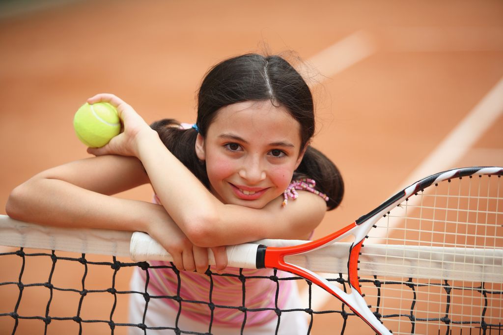Adolescente en clase de tenis