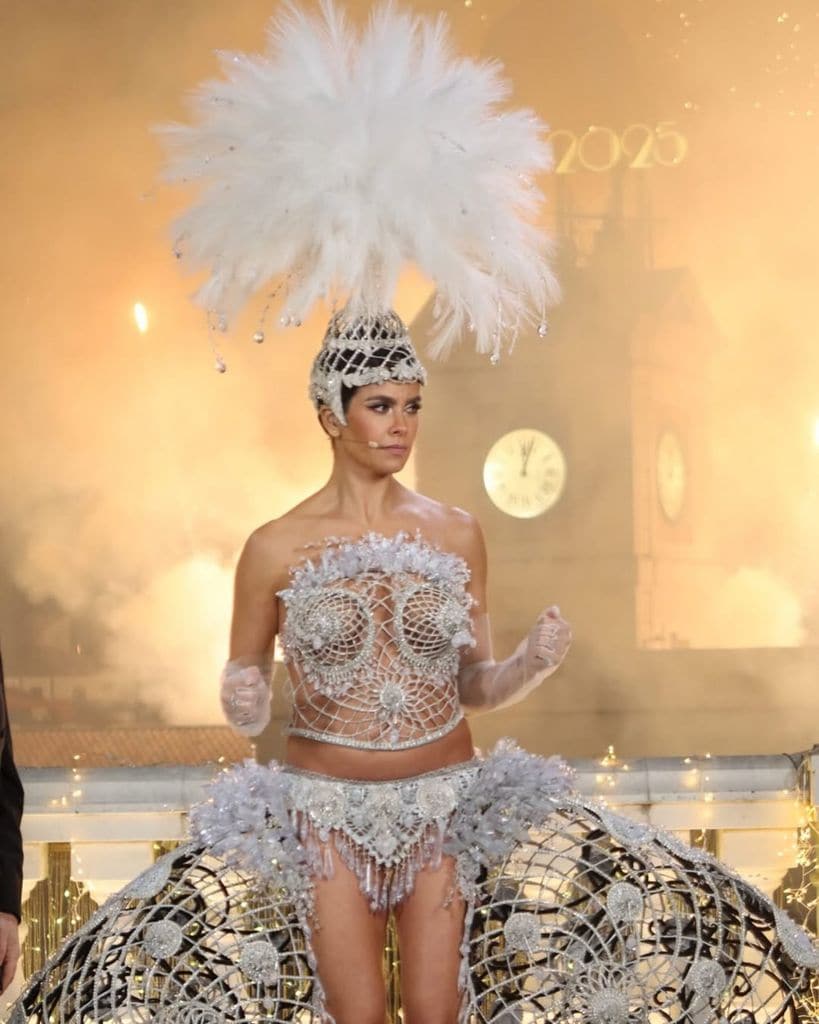 Cristina Pedroche en las Campanadas 2025 desde la Puerta de Sol de Madrid