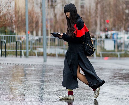 'Stay connected'

Como buena fashionista, te cuesta desconectar de las redes sociales. Instagram, Twitter, Periscope... Susie Lau está pendiente de su móvil entre desfile y desfile. Un gesto que te puede dar posados tan 'espontáneos' como este. ¿Peligroso? Bastante. Puedes llevarte por delante cualquier cosa que se cruce en tu camino. La opción más recomendable es que lo falsees. No des más de dos pasos haciendo esto. Para y repite la operación.
