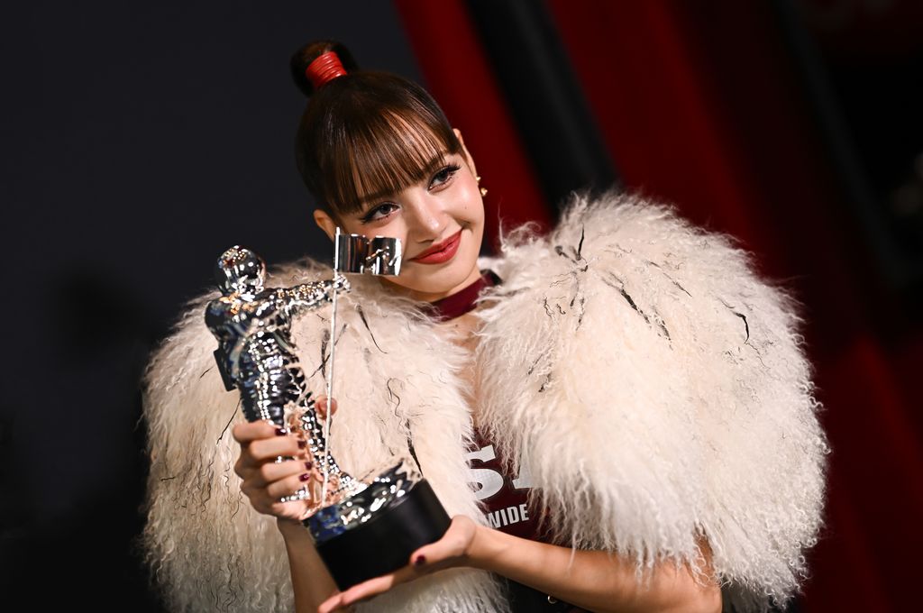 LISA, ganadora del premio a Mejor Pop por Dream feat. Kentaro Sakaguchi en los MTV Video Music Awards 2026, posa en la sala de prensa del Peacock Theatre el 27 de septiembre de 2026 en Los Ángeles, California