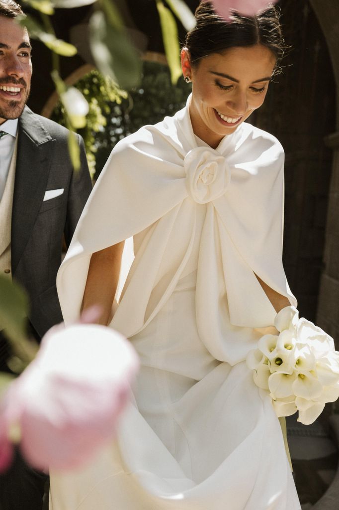 Novia con capa y flor de Sofía Delgado