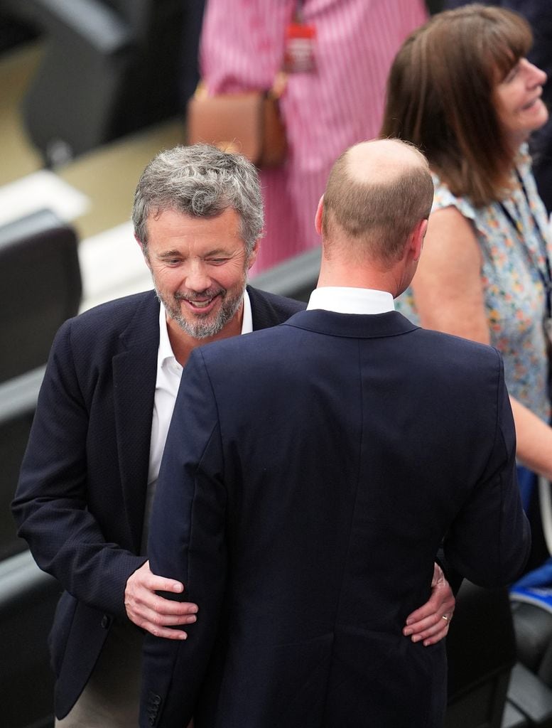 El príncipe Guillermo y Federico X de Dinamarca en el Frankfurt Arena de Alemania antes del partido que enfrenta a las selecciones de ambos países en la Eurocopa 2024