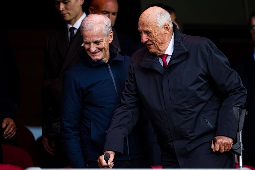 El Primer Ministro noruego, Jonas Gahr Støre, junto al rey Harald en una imagen tomada en junio de 2025
