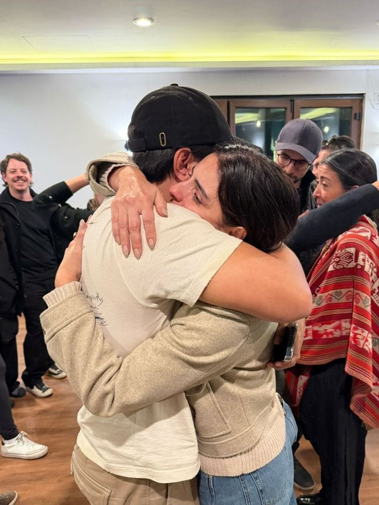 Aislinn Derbez refugiada en los brazos de su hermano Vadhir en el funeral de su mamá.