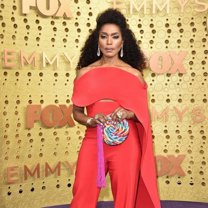 angela bassett con pantsuit y clutch de judith leiber