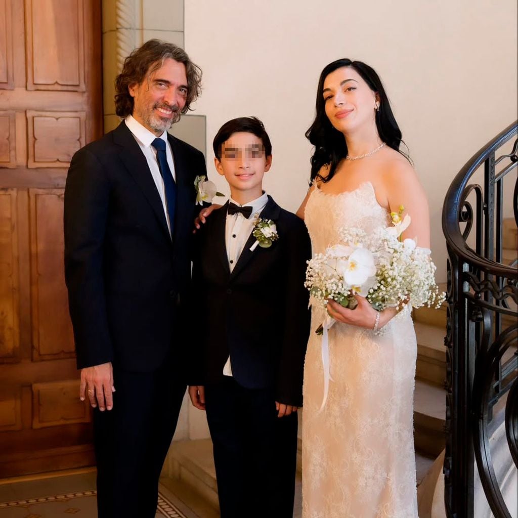 Carlo Ponti y su esposa, Mariam Sharmanashvili, junto al hijo de ella