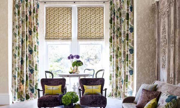 La combinación de estores y cortinas es perfecta para grandes ventanales. Los motivos florales nos traen la primavera dentro de casa. De Pepe Peñalver (pepepenalver.com).

