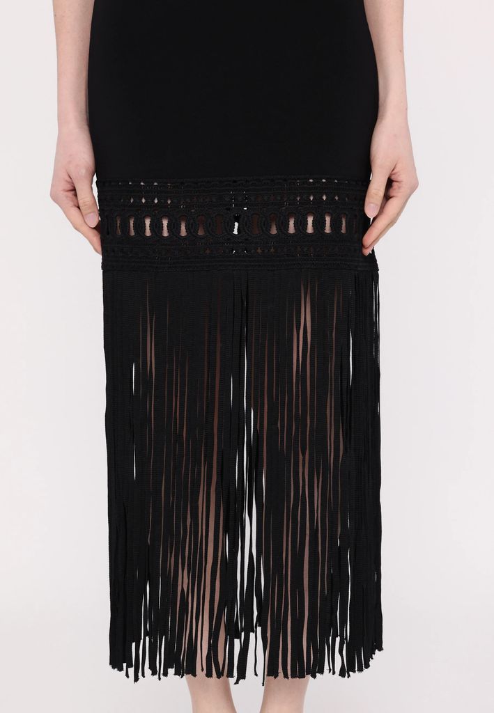 Vestido negro de punto con flecos.