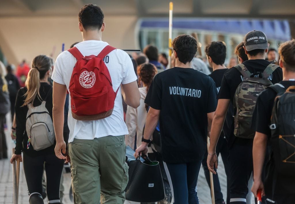 Plano general de voluntarios llegando por la DANA de Valencia