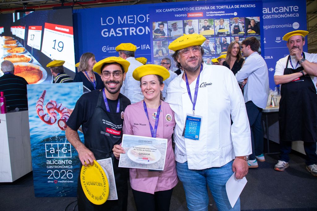 Los ganadores de este año posan con sus galardones. 