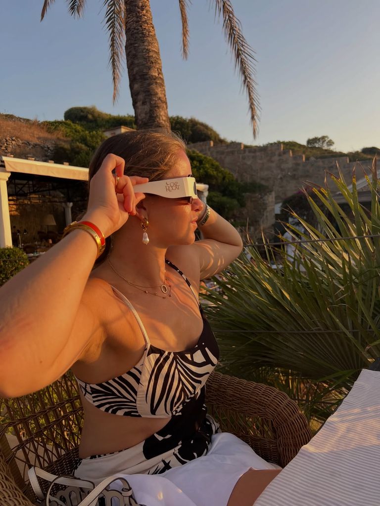 Marvin Leader sorprendió a Sophie con un anillo de zafiro azul rodeado de diamantes, diseñado especialmente para recordar la noche del eclipse.