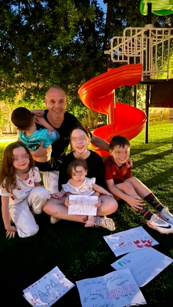 Andres Iniesta con sus hijos