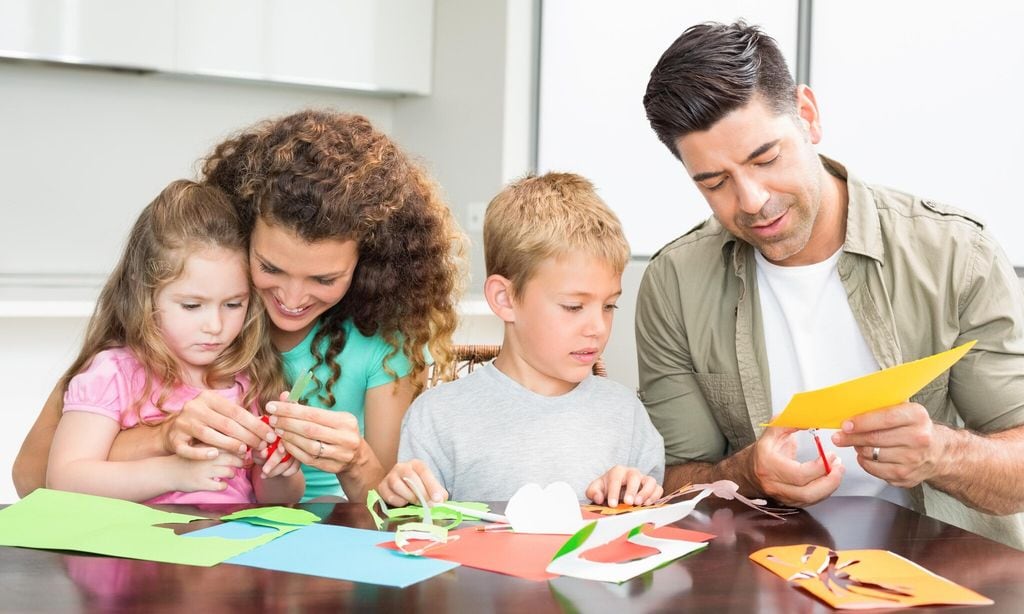 familia feliz haciendo manualidades