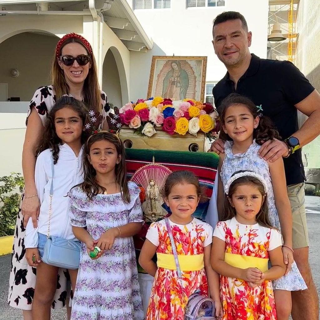 Jacky Bracamontes y Martín Fuentes con sus hijas