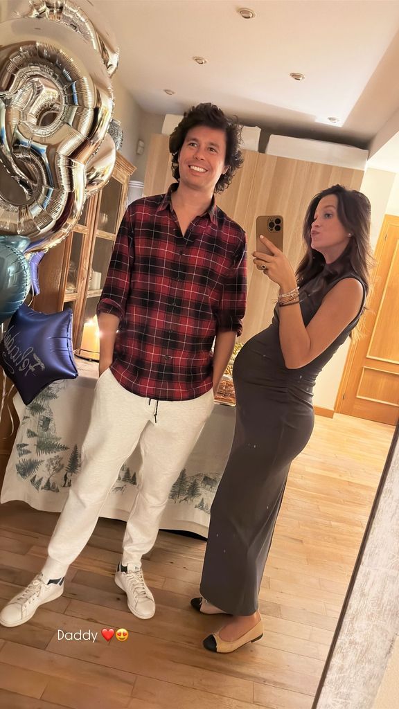 Plano entero de Cristina Fernández posando en el espejo con Álvaro Castillejo
