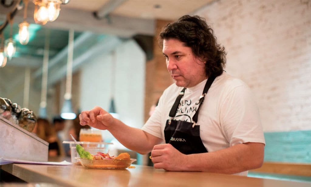 El cocinero peruano Gastón Acurio es un chef reconocido internacionalmente por sus proyectos tanto gastronómicos como solidarios y sostenibles.