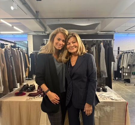 Plano medio de Carla Goyanes y Cari Lapiqueen un Showroom 