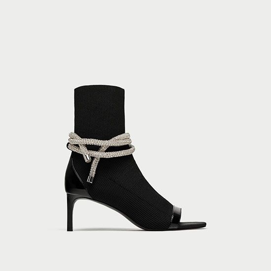 Botín de tacón peep toe con detalle de cordón metalizado