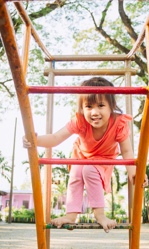 Niña jugando en parque