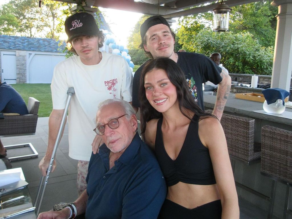 Brooklyn posó también junto a William Peltz, hermano de Nicola.