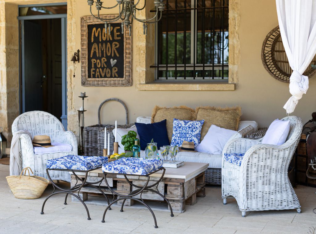 Porche decorado con muebles de estilos y materiales diferentes