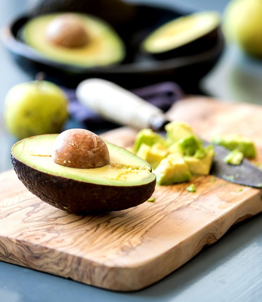 Su sabor suave y textura cremosa hace que el aguacate combine bien tanto con recetas saladas como dulces.
