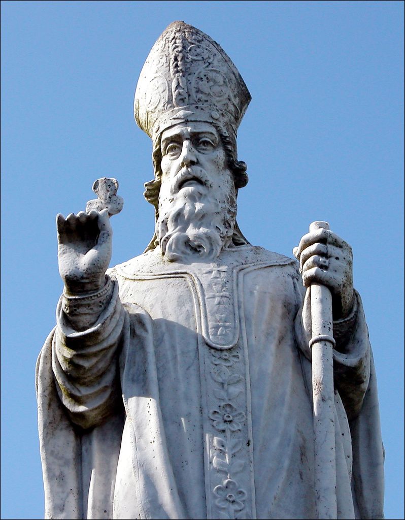 Según la tradición, San Patricio utilizaba un trébol de tres hojas para explicar la Santísima Trinidad a los irlandeses, convirtiendo esta planta en uno de los grandes símbolos del país.