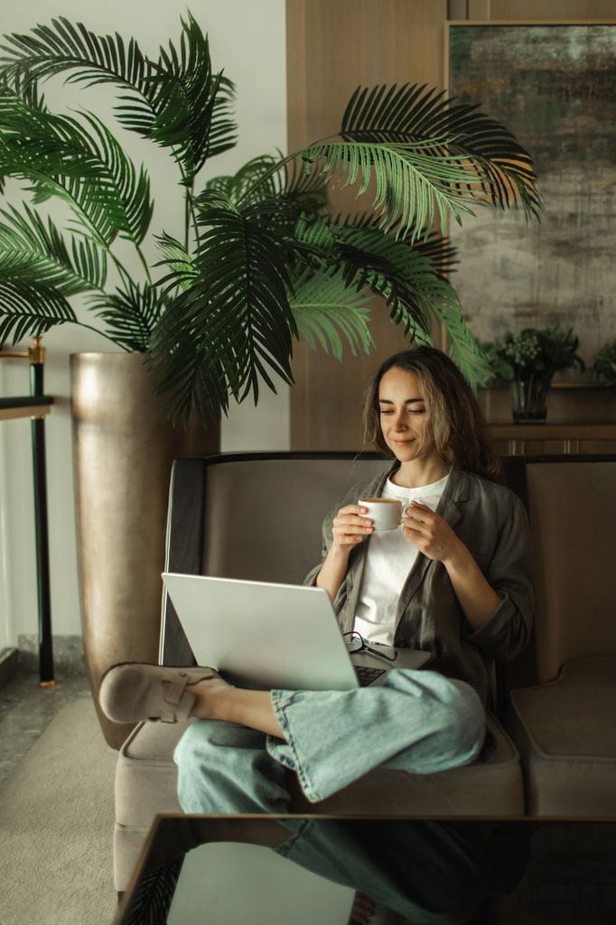 chica sentada trabajando