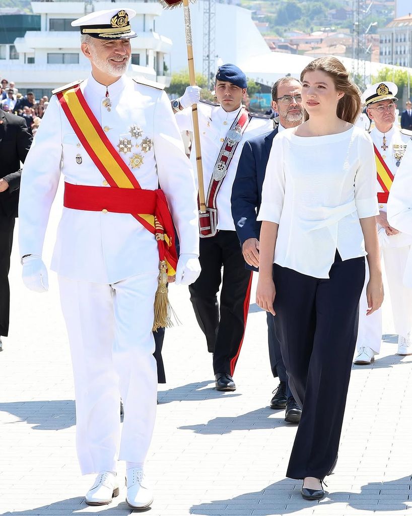 En Marín (Pontevedra) para arropar a Leonor al terminar esta última su formación en la Armada