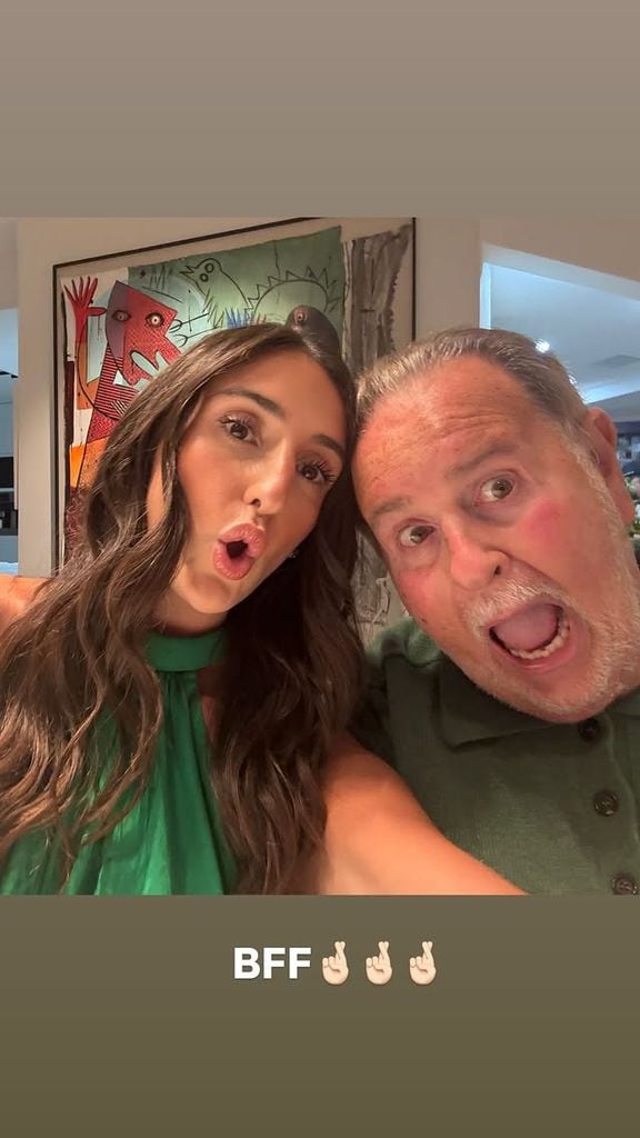 Mia compartió esta divertida selfie con su padre, Raúl de Molina.