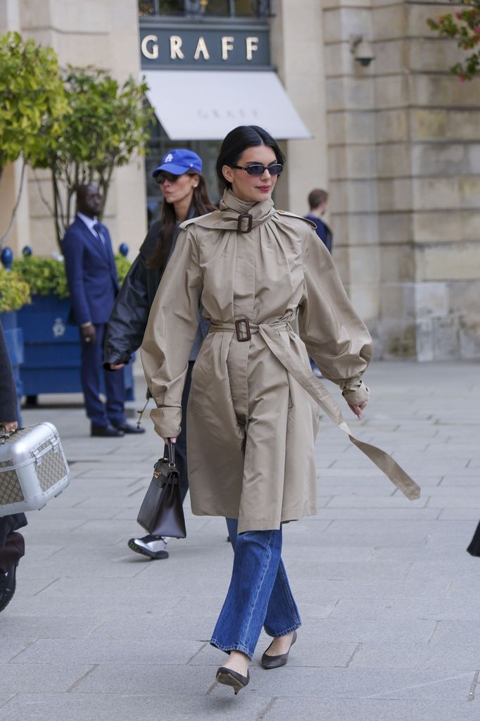 La modelo se veía relajada y muy chic en las calles de París.
