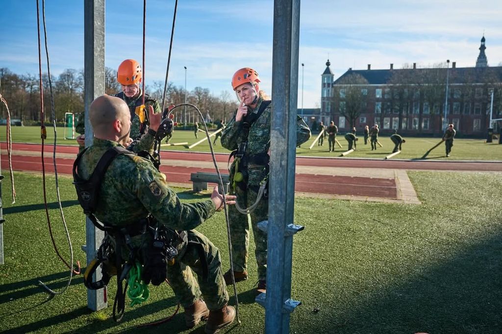 La reina Máxima comenzó hoy su entrenamiento como reservista del Ejército Real Neerlandés