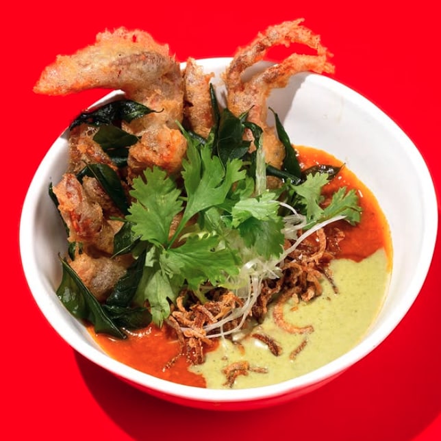 Chili crab de concha blanda: Cangrejo crujiente con salsa de tomates picantes, oloroso y chipotle.
