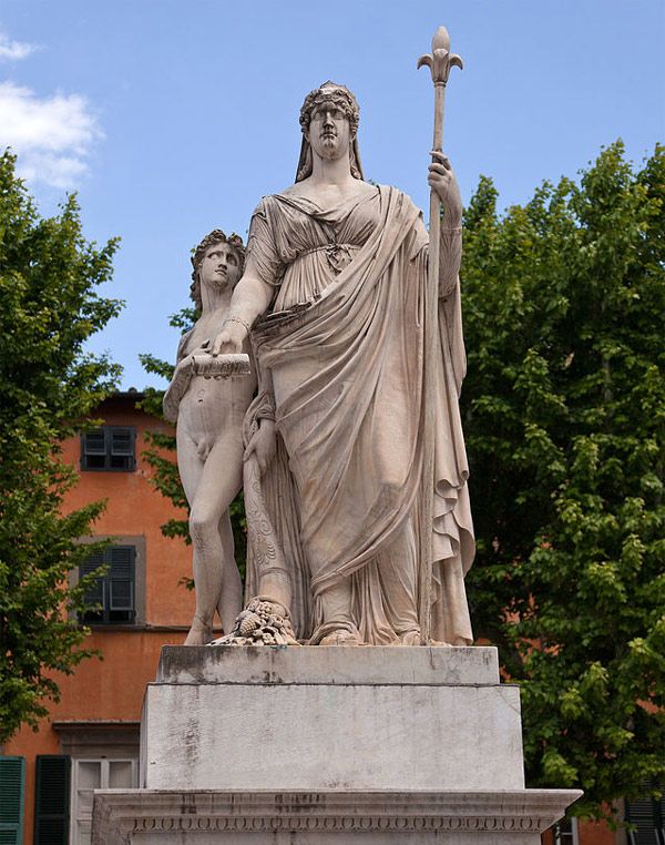 Estatua de María Luisa en la Plaza Napoleón en Lucca
