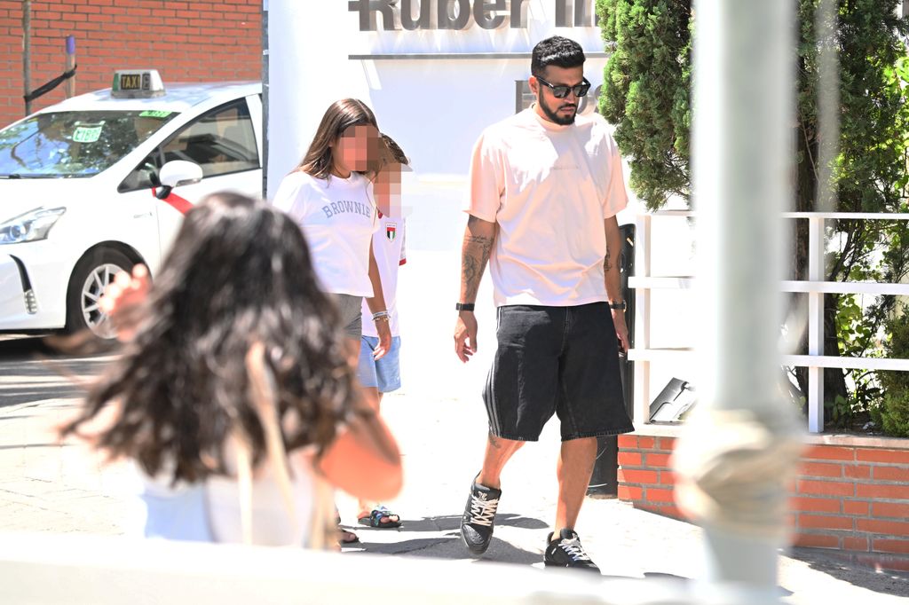 El exmarido de la 'influencer' y colaboradora ha querido estar para ella en estos momentos tan complicados, acudiendo al hospital junto a sus hijos